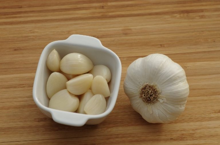 What Does Garlic Taste Like?